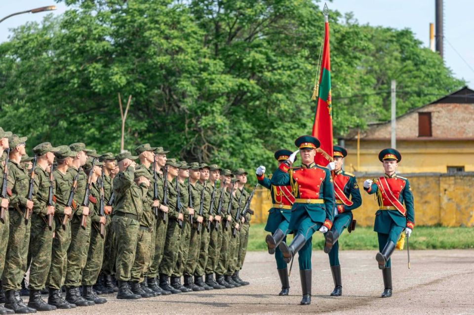 Новобранцы весеннего призыва приняли военную присягу Новобранцы весеннего призыва приняли военную присягу