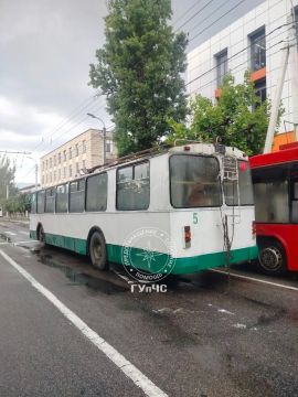 Короткое замыкание из-за непогоды: накануне в Бендерах загорелся троллейбус