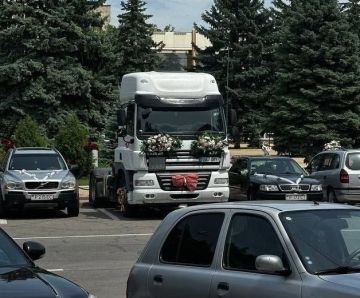 Свадебный грузовик сфотографировали в Рыбнице 06.06.2026. Когда твой жених дальнобойщик