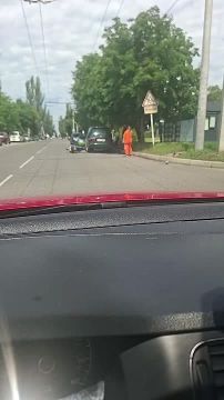 Мопед лежит на дороге у госпиталя ветеранов на Балке