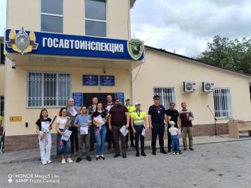 Лучшие на дороге В Бендерах определили лучших автомобилистов, мотоциклистов и автоледи. Участники конкурса демонстрировали мастерство вождения на специально подготовленной трассе и сдавали экзамен на знание Правил дорожного...