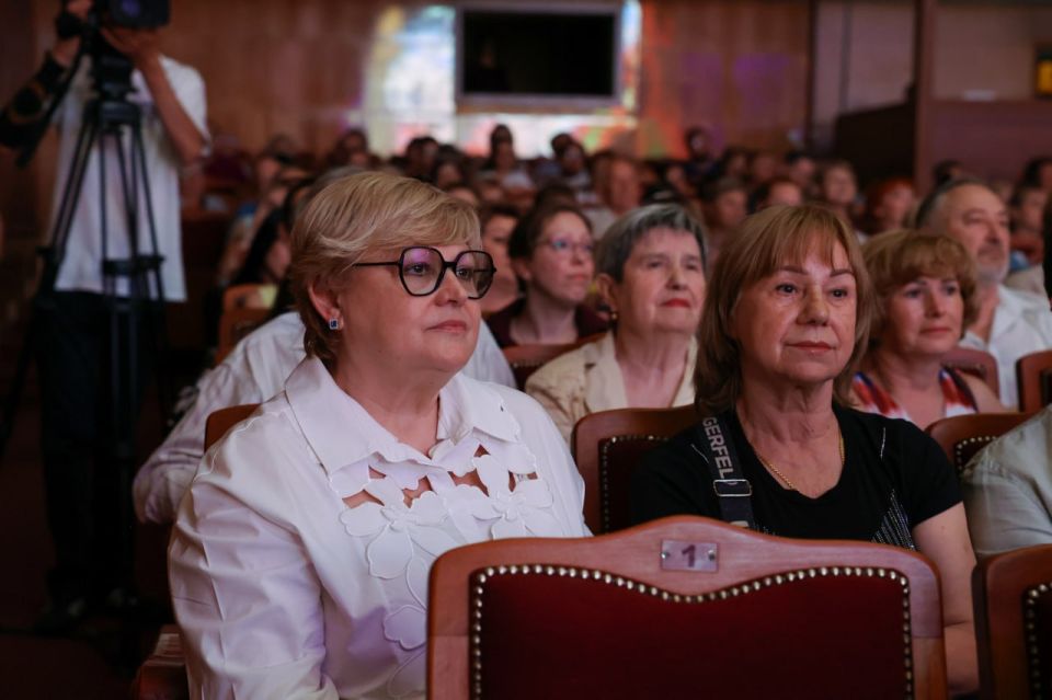 Шедевры Чайковского, Глинки и Шостаковича – на сцене большого зала Дворца Республики Шедевры Чайковского, Глинки и Шостаковича – на сцене большого зала Дворца Республики