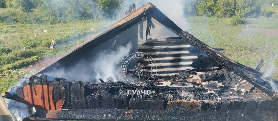 Ликвидировали пожар. В селе Воронково (Рыбницкий район) 10 июня вечером огнеборцы тушили крышу дома Ликвидировали пожар. В селе Воронково (Рыбницкий район) 10 июня вечером огнеборцы тушили крышу дома