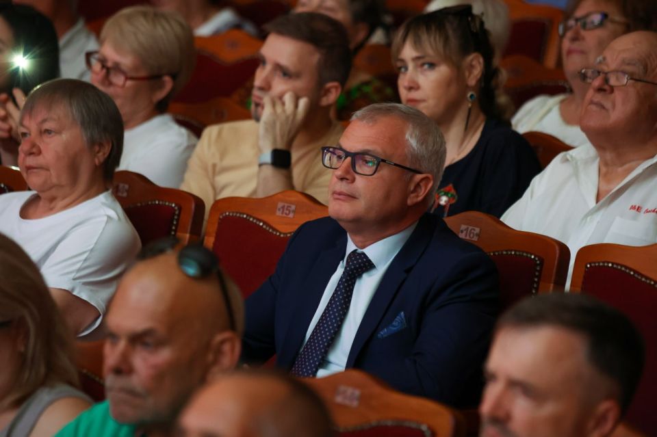 Шедевры Чайковского, Глинки и Шостаковича – на сцене большого зала Дворца Республики Шедевры Чайковского, Глинки и Шостаковича – на сцене большого зала Дворца Республики