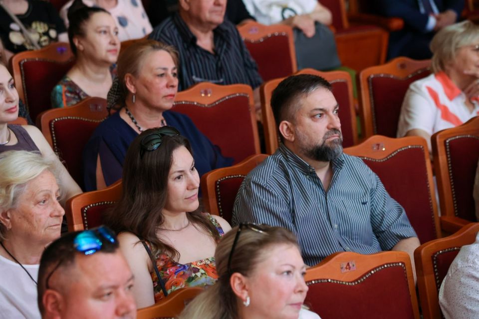 Шедевры Чайковского, Глинки и Шостаковича – на сцене большого зала Дворца Республики Шедевры Чайковского, Глинки и Шостаковича – на сцене большого зала Дворца Республики