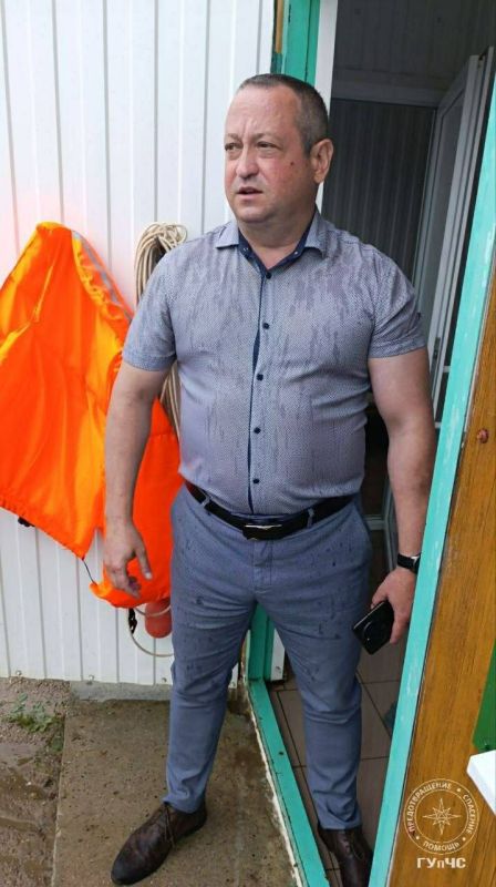 В Рыбнице льёт дождь. Корме спасателей, на пляже никого нет В Рыбнице льёт дождь. Корме спасателей, на пляже никого нет