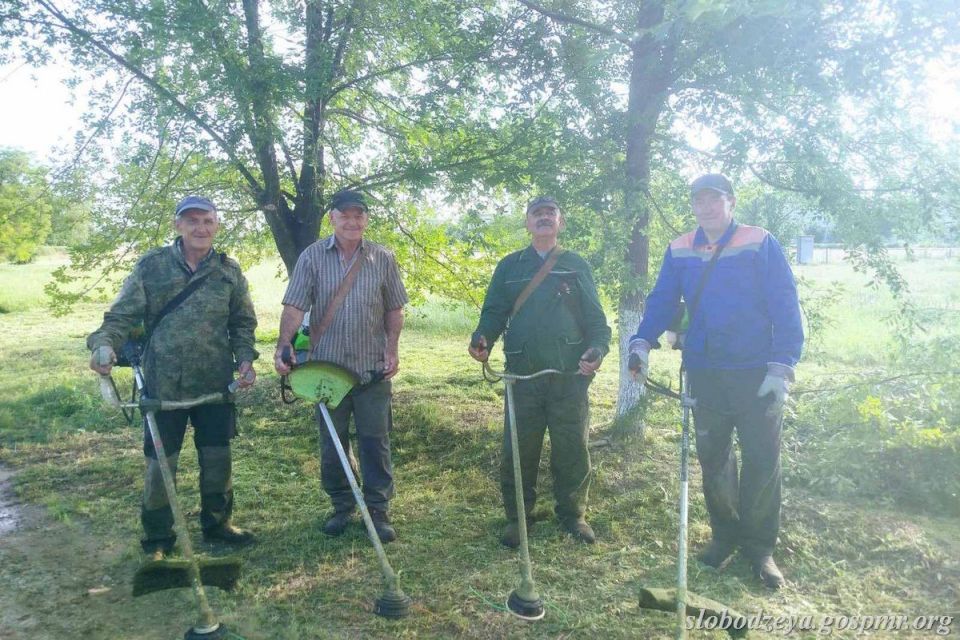 Во исполнение поручения главы госадминистрации Слободзейского района и г. Слободзея, направленного на улучшение санитарного состояния и благоустройство населённых пунктов района, а также борьбу с карантинным сорняком... Во исполнение поручения главы госадминистрации Слободзейского района и г. Слободзея, направленного на улучшение санитарного состояния и благоустройство населённых пунктов района, а также борьбу с карантинным сорняком...