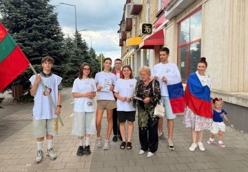 В День России активисты «Молодежного Обновления» на улицах приднестровских городов раздавали жителям ленточки в цветах российского флага и полезные памятки с инструкцией, как записаться на российское гражданство по майскому...