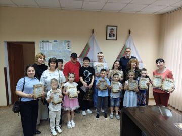 В Тирасполе в офисе Общеприднестровского народного форума наградили участников медиапроекта «Мы о войне стихами говорим»