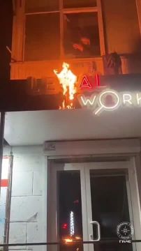 А это кадры очевидцев. До приезда пожарных жильцы дома пытались самостоятельно потушить загоревшуюся вывеску водой