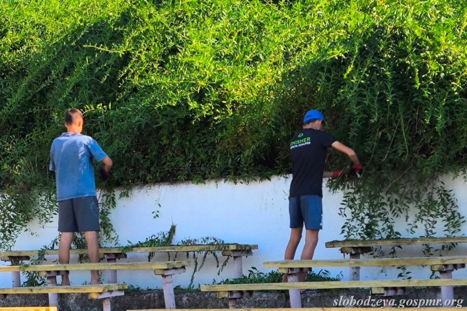 На двух стадионах города тоже проводят субботник На двух стадионах города тоже проводят субботник