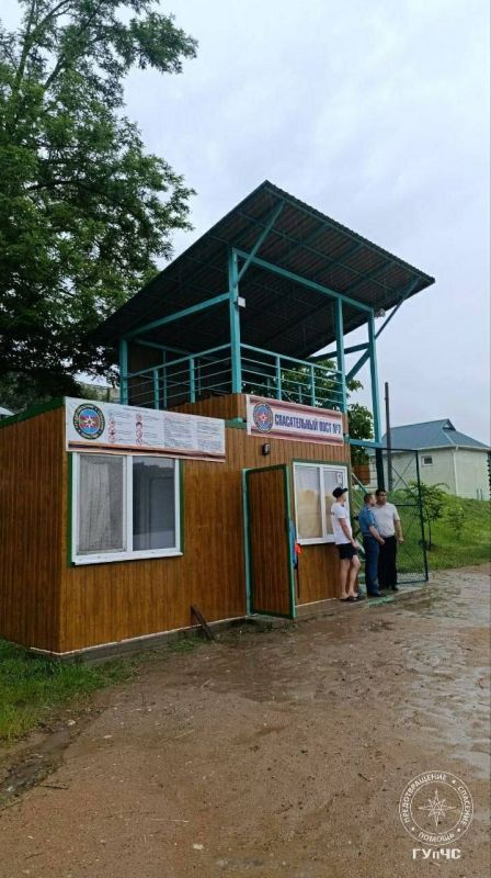 В Рыбнице льёт дождь. Корме спасателей, на пляже никого нет В Рыбнице льёт дождь. Корме спасателей, на пляже никого нет