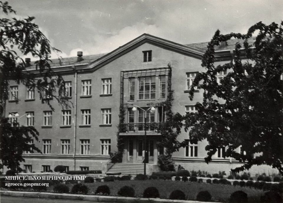 12 июня 1956 года в Тирасполе был создан Молдавский НИИ орошаемого земледелия и овощеводства — база, на которой позже сформировался нынешний «Приднестровский научно-исследовательский институт сельского хозяйства» 12 июня 1956 года в Тирасполе был создан Молдавский НИИ орошаемого земледелия и овощеводства — база, на которой позже сформировался нынешний «Приднестровский научно-исследовательский институт сельского хозяйства»