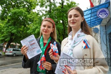 Ленточки цвета российского флага дарили в Тирасполе