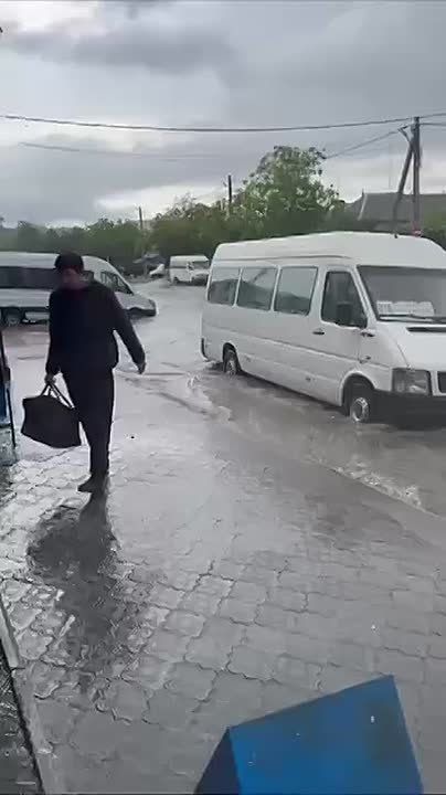 После ливня автовокзал возле рынка плывет