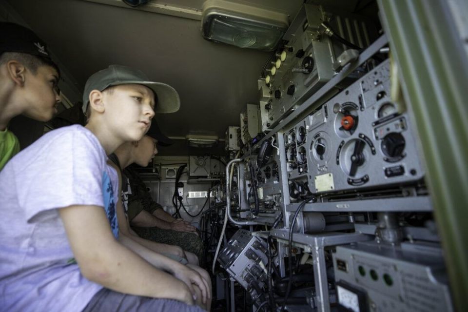 ДЕТИ ИЗ СТОЛИЧНОЙ ШКОЛЫ-ИНТЕРНАТА ПОБЫВАЛИ НА ЭКСКУРСИИ В АРМИИ ДЕТИ ИЗ СТОЛИЧНОЙ ШКОЛЫ-ИНТЕРНАТА ПОБЫВАЛИ НА ЭКСКУРСИИ В АРМИИ