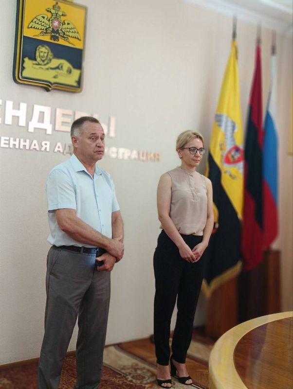 «За вашим трудом стоит терпение, творчество, ежедневный вклад в благополучие предприятия и города в целом. Благодаря вам мы одеты, обуты, выглядим элегантно. Желаю мира, благополучия, чтобы ваш труд оценивался по достоинству... «За вашим трудом стоит терпение, творчество, ежедневный вклад в благополучие предприятия и города в целом. Благодаря вам мы одеты, обуты, выглядим элегантно. Желаю мира, благополучия, чтобы ваш труд оценивался по достоинству...