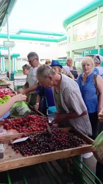 На рынке заканчивается клубника, ею торгуют всего на нескольких точках
