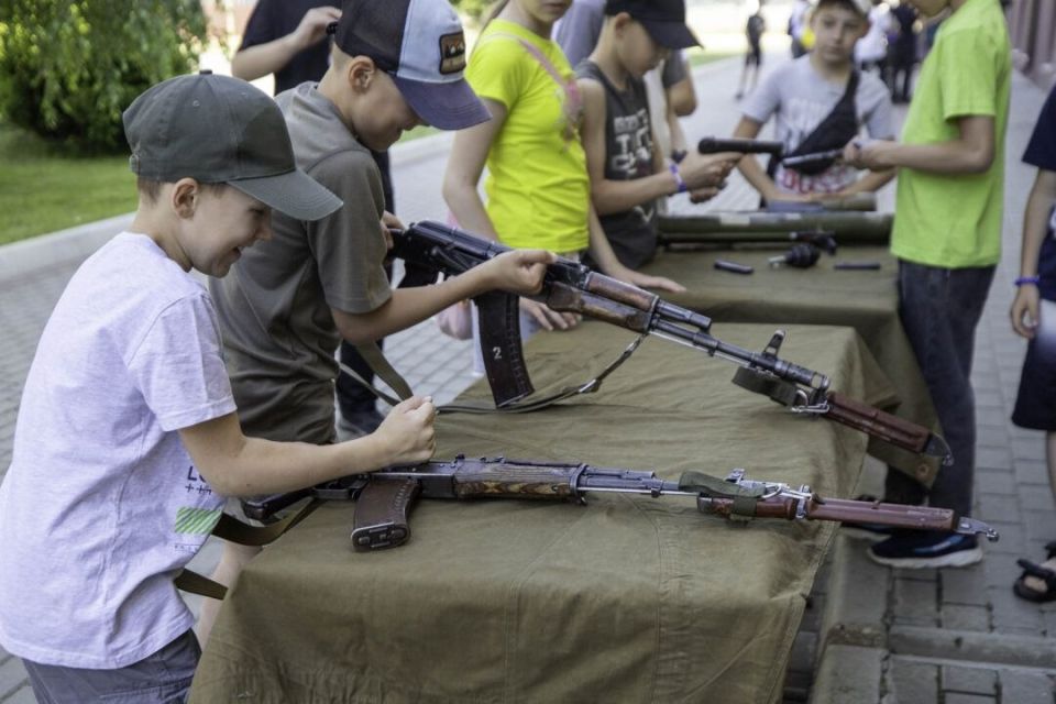 ДЕТИ ИЗ СТОЛИЧНОЙ ШКОЛЫ-ИНТЕРНАТА ПОБЫВАЛИ НА ЭКСКУРСИИ В АРМИИ ДЕТИ ИЗ СТОЛИЧНОЙ ШКОЛЫ-ИНТЕРНАТА ПОБЫВАЛИ НА ЭКСКУРСИИ В АРМИИ