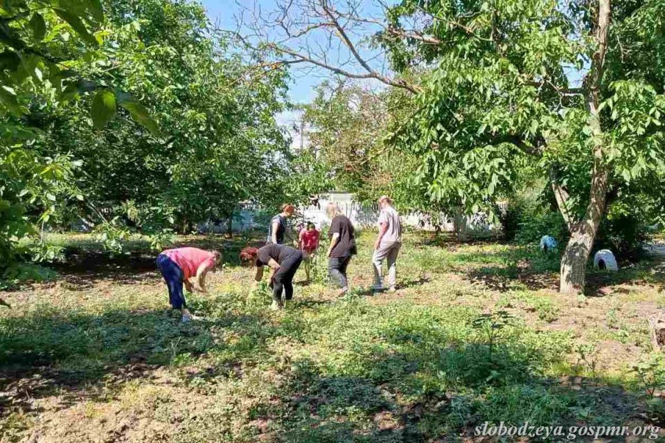 Во исполнение поручения главы госадминистрации Слободзейского района и г. Слободзея, направленного на улучшение санитарного состояния и благоустройство населённых пунктов района, а также борьбу с карантинным сорняком... Во исполнение поручения главы госадминистрации Слободзейского района и г. Слободзея, направленного на улучшение санитарного состояния и благоустройство населённых пунктов района, а также борьбу с карантинным сорняком...