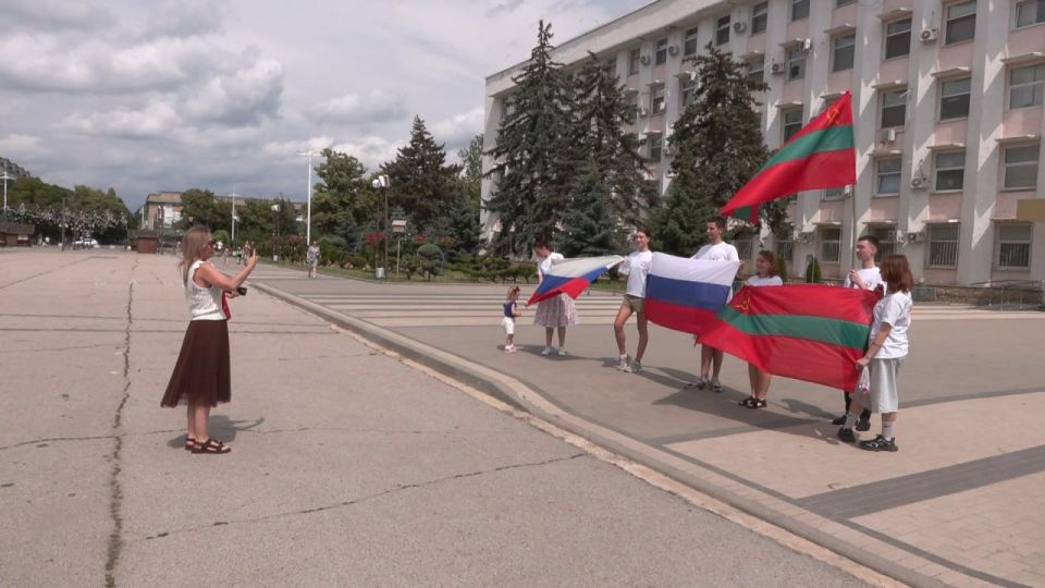 В День России в Бендерах прошла патриотическая акция В День России в Бендерах прошла патриотическая акция