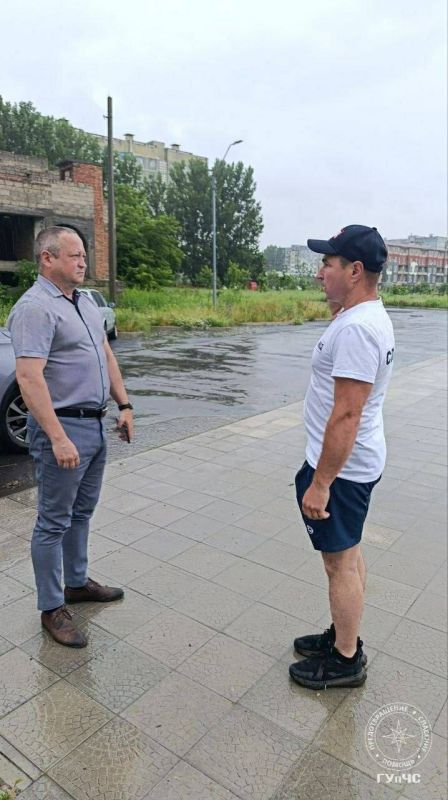 В Рыбнице льёт дождь. Корме спасателей, на пляже никого нет В Рыбнице льёт дождь. Корме спасателей, на пляже никого нет