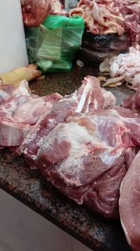В мясном отделе мало покупателей