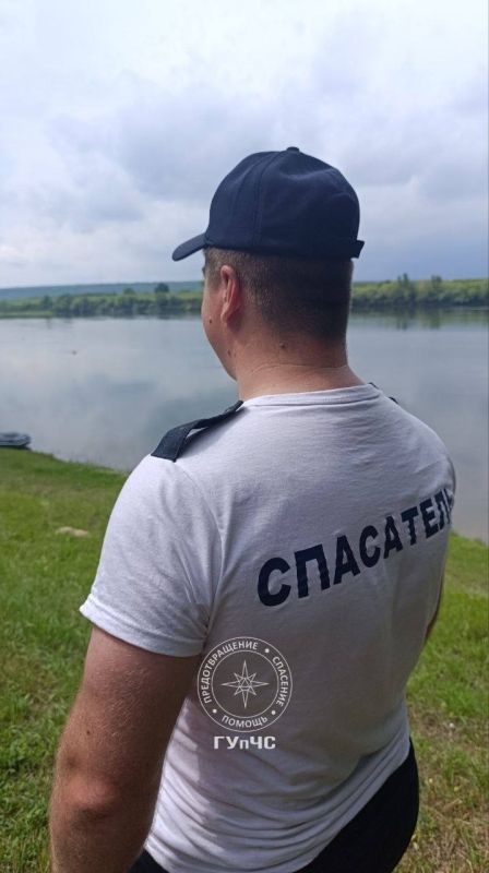 На пляже в Дубоссарах с утра немного людей На пляже в Дубоссарах с утра немного людей