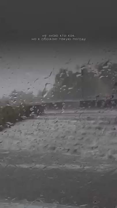 Поток воды стекает по лестнице с Мемориала Славы