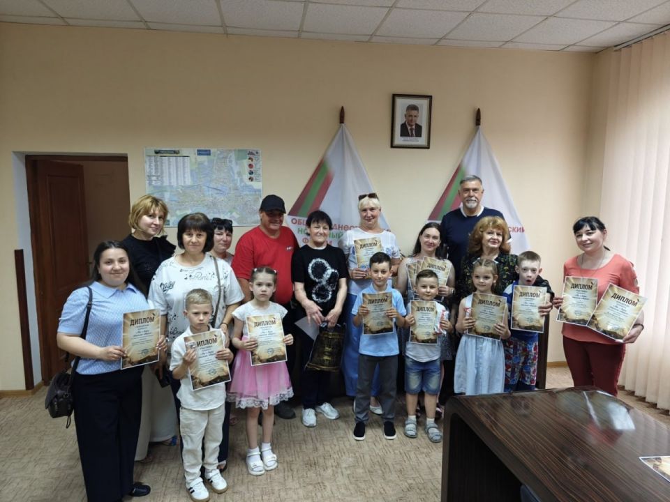 В Тирасполе в офисе Общеприднестровского народного форума наградили участников медиапроекта «Мы о войне стихами говорим»