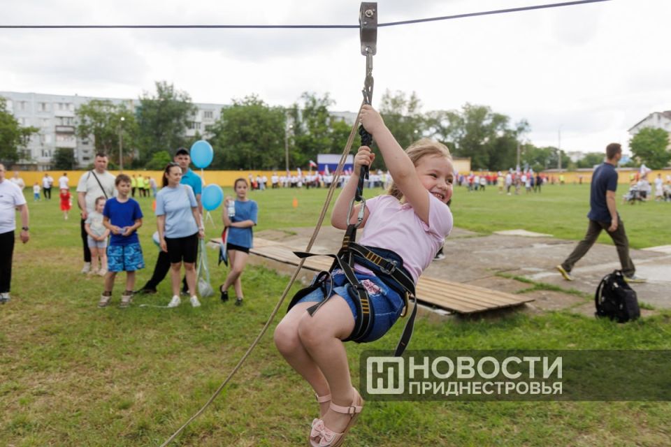 Душевно и весело отметили День России в городке российских миротворцев Душевно и весело отметили День России в городке российских миротворцев