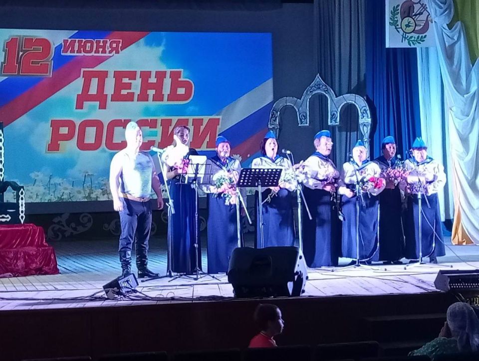 Сегодня ансамбль украинской песни «Хуторянка» поздравил жителей села, а также граждан Российской Федерации с государственным праздником — Днём России Сегодня ансамбль украинской песни «Хуторянка» поздравил жителей села, а также граждан Российской Федерации с государственным праздником — Днём России