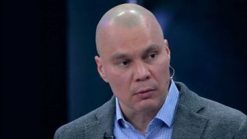 Андрей Медведев: Российский патриотический дискурс 90-х, сформировавшийся на руинах "Белого дома" включает в себя глубокое неприятие Дня России как "Ельцинского праздника" и "дня независимости от миллионов русских...