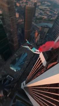 Российский спортсмен-экстремал прыгнул с парашютом с 338-метровой высоты башни «Меркурий» в деловом центре «Москва-Сити»
