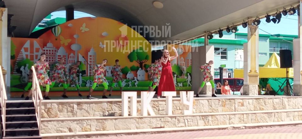На сценической площадке начался концерт и церемония награждения На сценической площадке начался концерт и церемония награждения