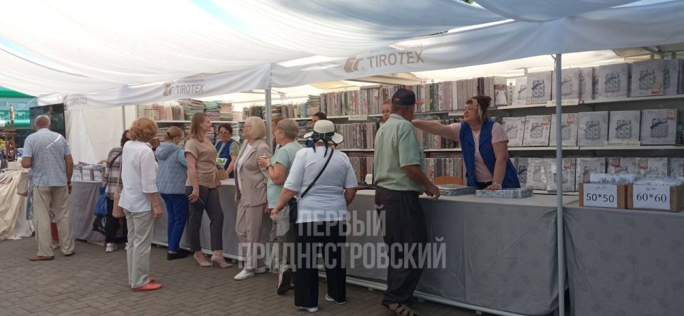 Сорочки и платья от «Одемы», домашний текстиль от «Тиротекса», футболки и костюмы от «Рыбницкого трикотажа» – на выставке-ярмарке в Екатерининском парке Сорочки и платья от «Одемы», домашний текстиль от «Тиротекса», футболки и костюмы от «Рыбницкого трикотажа» – на выставке-ярмарке в Екатерининском парке