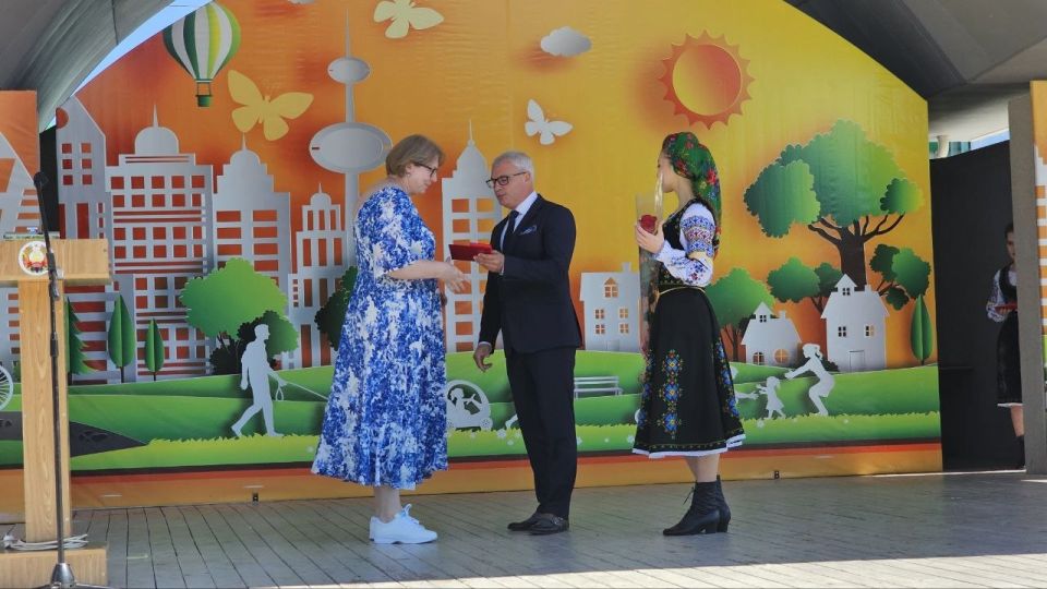 За выдающиеся достижения и вклад в развитие отрасли сегодня порядка 50-ти работников предприятий легкой промышленности удостоены высоких государственных и ведомственных наград За выдающиеся достижения и вклад в развитие отрасли сегодня порядка 50-ти работников предприятий легкой промышленности удостоены высоких государственных и ведомственных наград