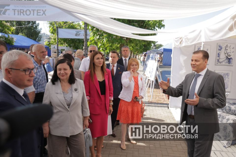 В Екатерининском парке столицы сегодня многолюдно В Екатерининском парке столицы сегодня многолюдно