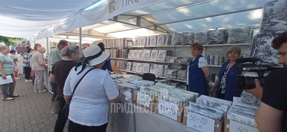 Сорочки и платья от «Одемы», домашний текстиль от «Тиротекса», футболки и костюмы от «Рыбницкого трикотажа» – на выставке-ярмарке в Екатерининском парке Сорочки и платья от «Одемы», домашний текстиль от «Тиротекса», футболки и костюмы от «Рыбницкого трикотажа» – на выставке-ярмарке в Екатерининском парке