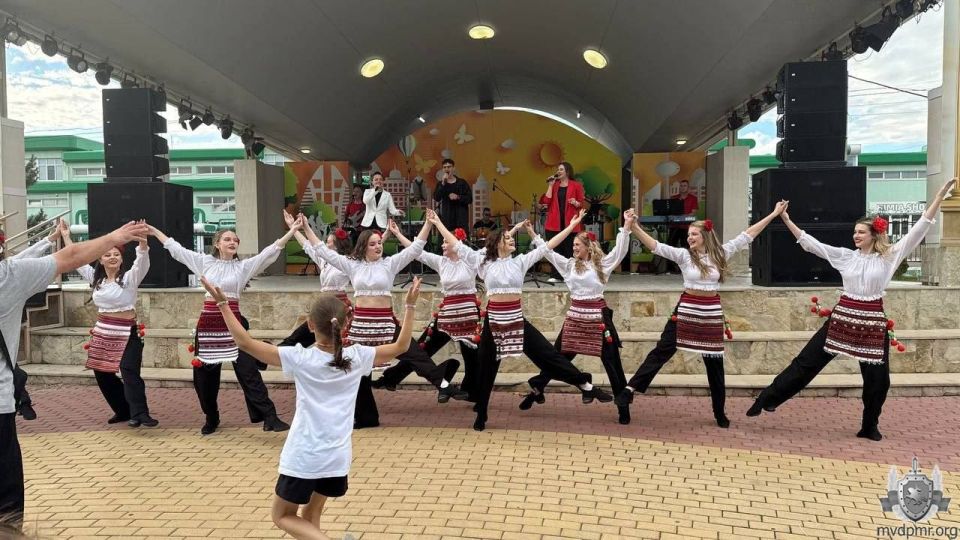Июньский воскресный вечер в Екатерининском парке украсило выступление ВИА «Днестр» Июньский воскресный вечер в Екатерининском парке украсило выступление ВИА «Днестр»