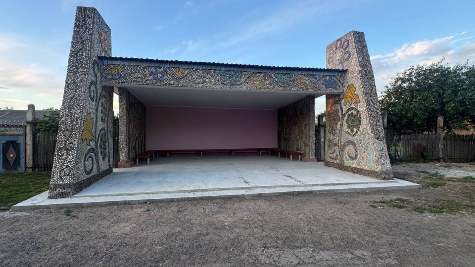 Новая крыша и скамейки. В Коротном (Слободзейский район) отремонтировали остановку с исторической мозаикой Новая крыша и скамейки. В Коротном (Слободзейский район) отремонтировали остановку с исторической мозаикой