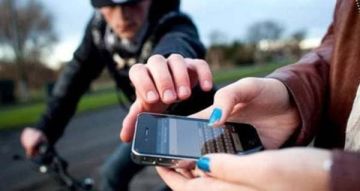 В Тирасполе 17-летняя девушка вечером 14 июня стала жертвой уличного грабежа: мужчина внезапно вырвал у неё из рук телефон и попытался скрыться