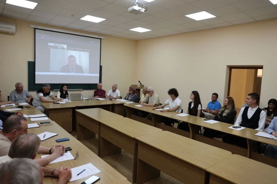 Представители Молодежного парламента ПМР – участники круглого стола о рисках и угрозах принудительной интеграции с Молдовой Представители Молодежного парламента ПМР – участники круглого стола о рисках и угрозах принудительной интеграции с Молдовой