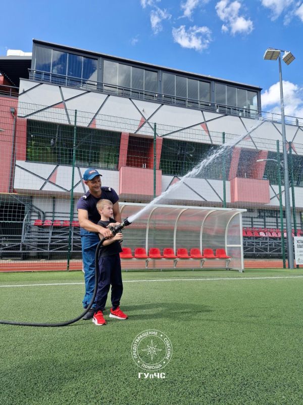 Столичные огнеборцы пришли в гости к детям в лагерь на базе Lions Arena Столичные огнеборцы пришли в гости к детям в лагерь на базе Lions Arena