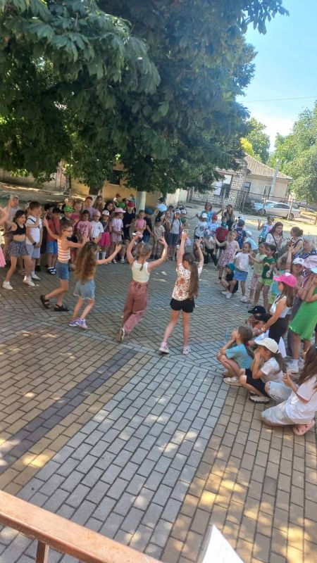 Праздник, приуроченный ко Дню семьи, любви и верности, отметили в лагере «Солнышко» при Бендерской гимназии №2 Праздник, приуроченный ко Дню семьи, любви и верности, отметили в лагере «Солнышко» при Бендерской гимназии №2