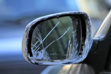 В Бендерах нетрезвый мужчина повредил два автомобиля во дворе дома на улице Интернационалистов
