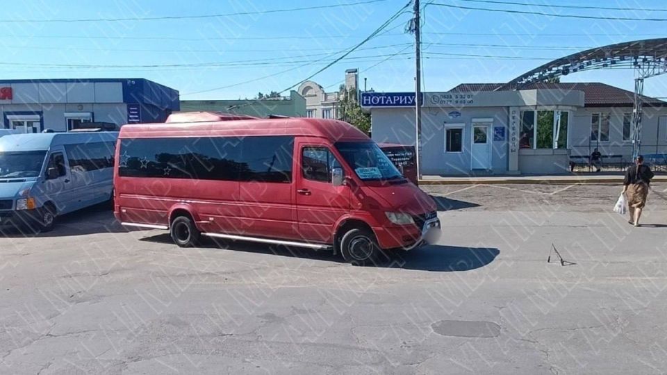 Наехал на пенсионерку. В Тирасполе 17 июня на улице Карла Маркса, у автостанции, маршрутное такси наехало на пенсионерку