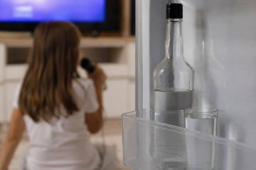 В одном из сёл Слободзейского района 11-летняя девочка по ошибке выпила самогон, приняв его за воду — бутылки были похожи и стояли в холодильнике рядом
