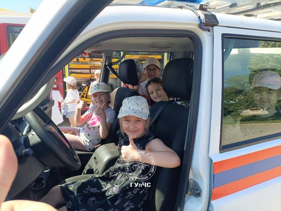 Сотрудники ГУпЧС в летнем лагере Сотрудники ГУпЧС в летнем лагере