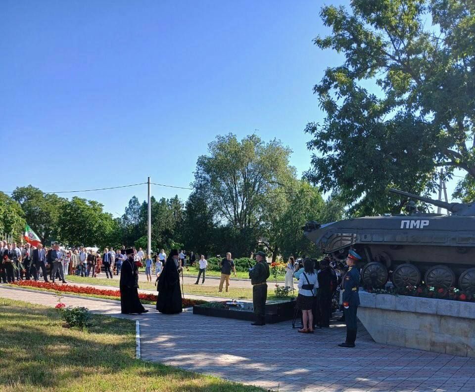 На Мемориале Памяти и Скорби в Бендерах руководители республики, защитники Приднестровья и жители города почтили минутой молчания память павших На Мемориале Памяти и Скорби в Бендерах руководители республики, защитники Приднестровья и жители города почтили минутой молчания память павших
